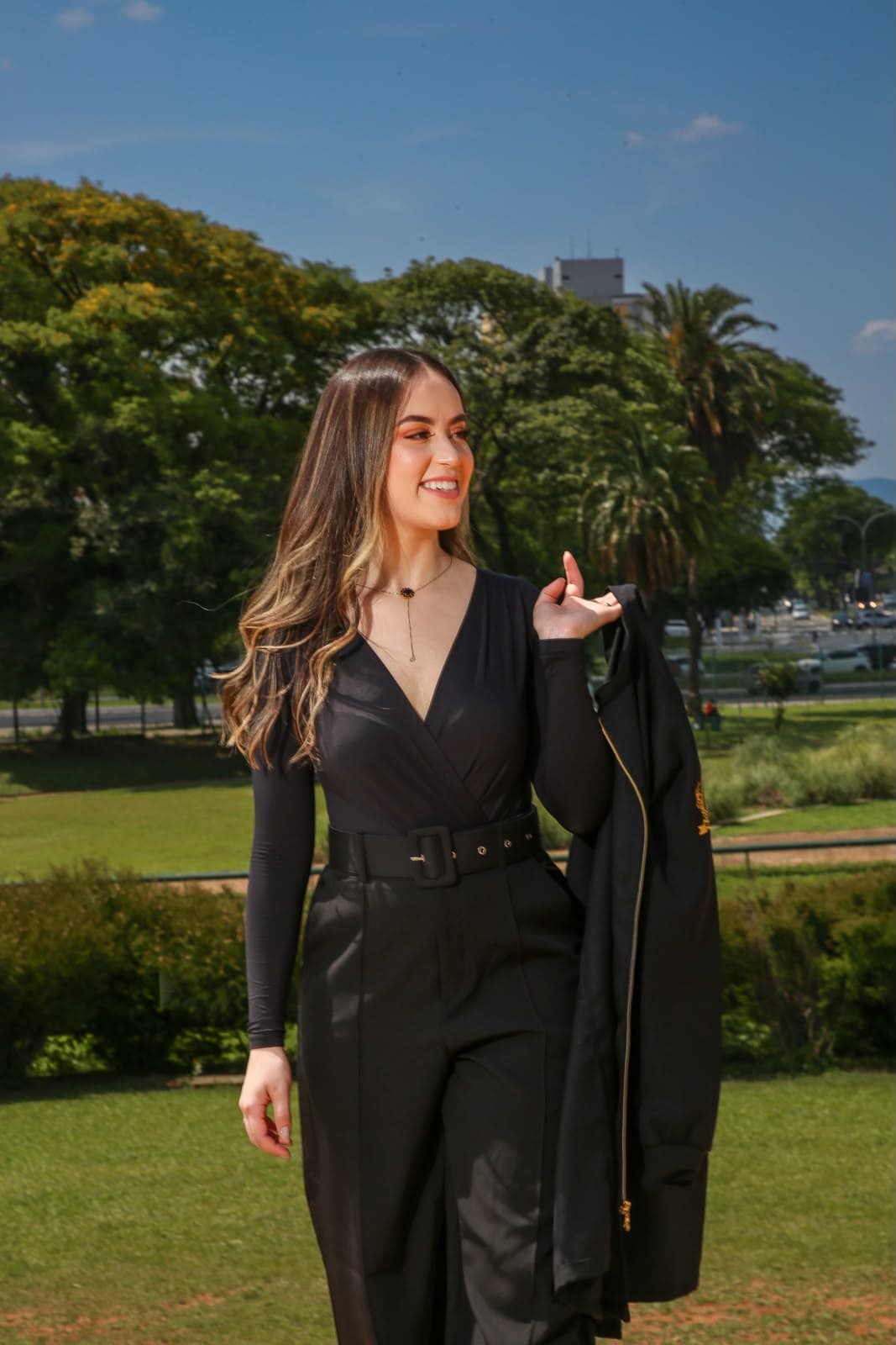 Dra. Yara Cavalcanti em retrato profissional ao ar livre