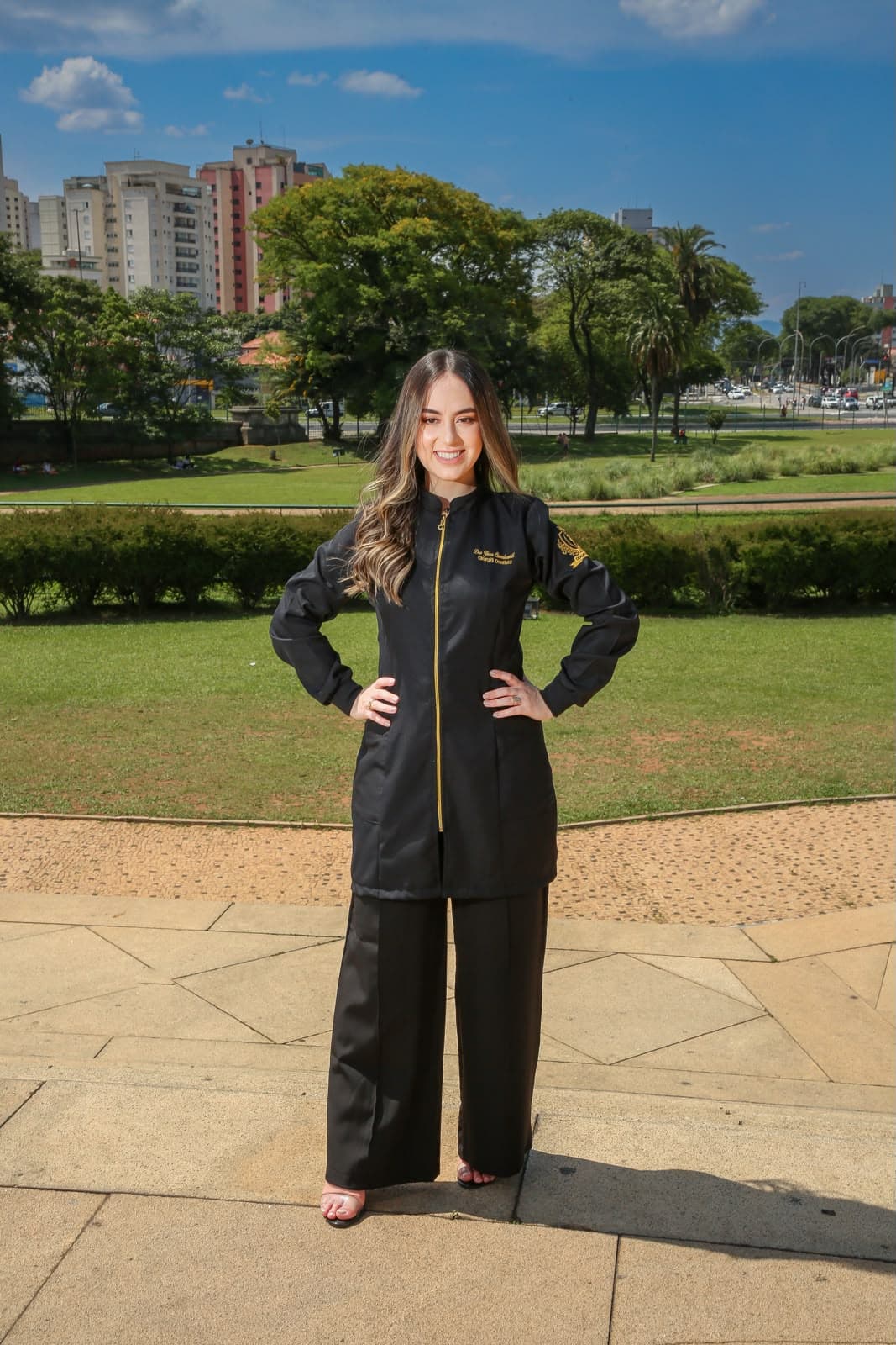 Dra. Yara Cavalcanti de jaleco preto, em retrato profissional